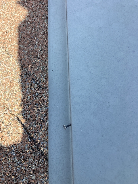 棟板金から飛び出した留め具